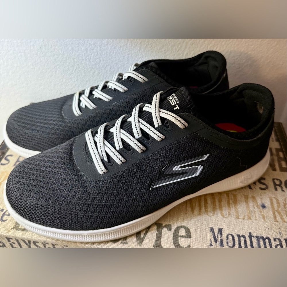 Sketchers GoStep Lite. Quick-Fit sneakers. Black and white. Sz 8.5